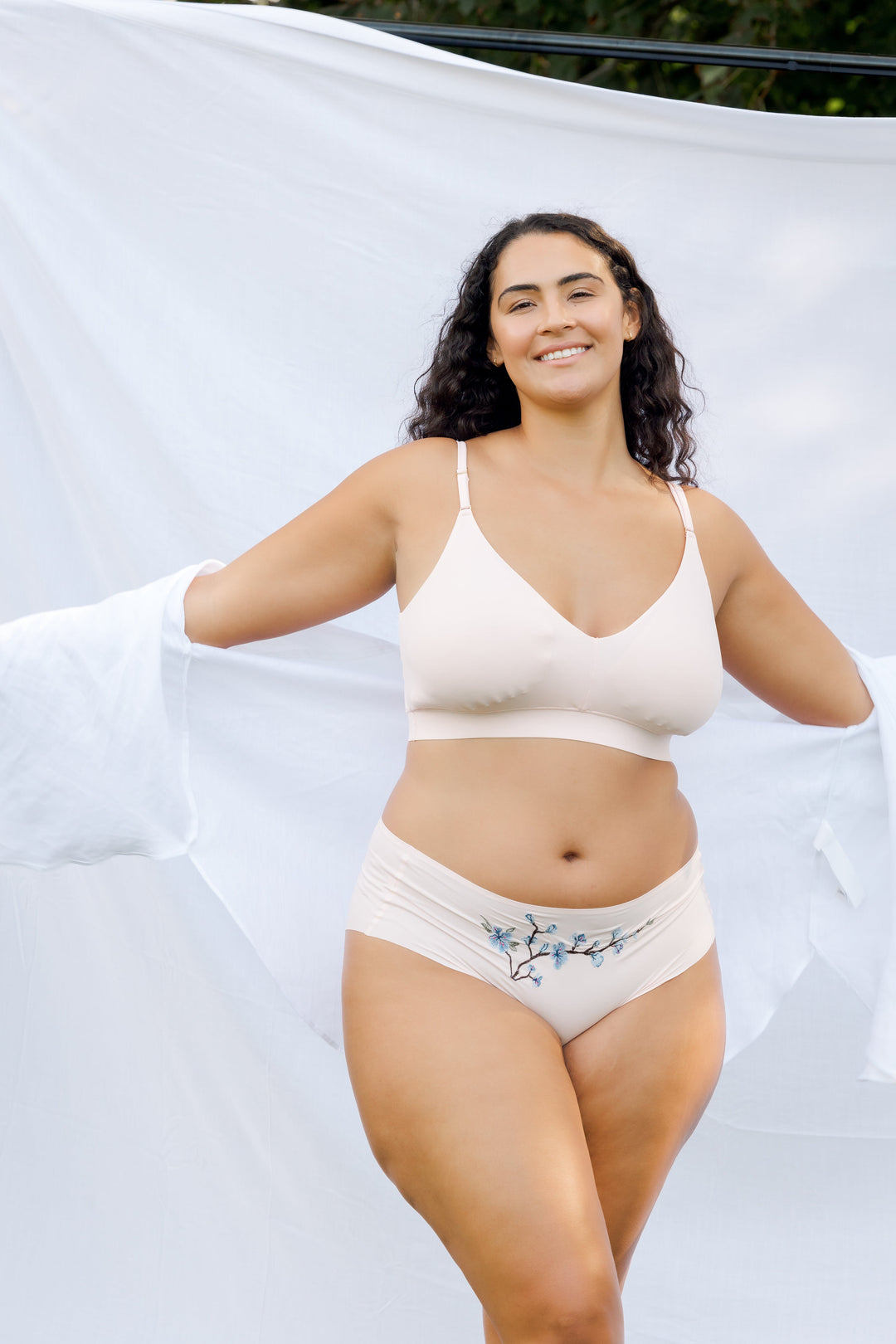 Soft Seamless Briefs with Embroidery