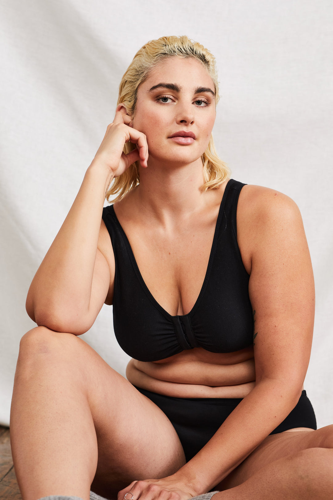 The Vivian Front Closure Bra in Luna Black